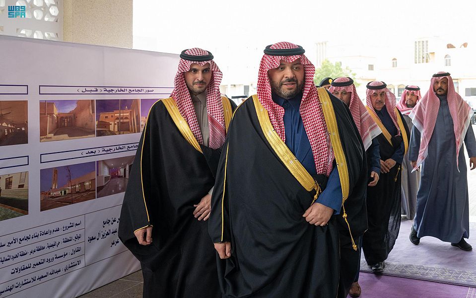 سمو أمير الحدود الشمالية يفتتح مشروع إعادة بناء جامع الأمير سلطان بن  عبدالعزيز في مدينة عرعر - اخبارية طريف