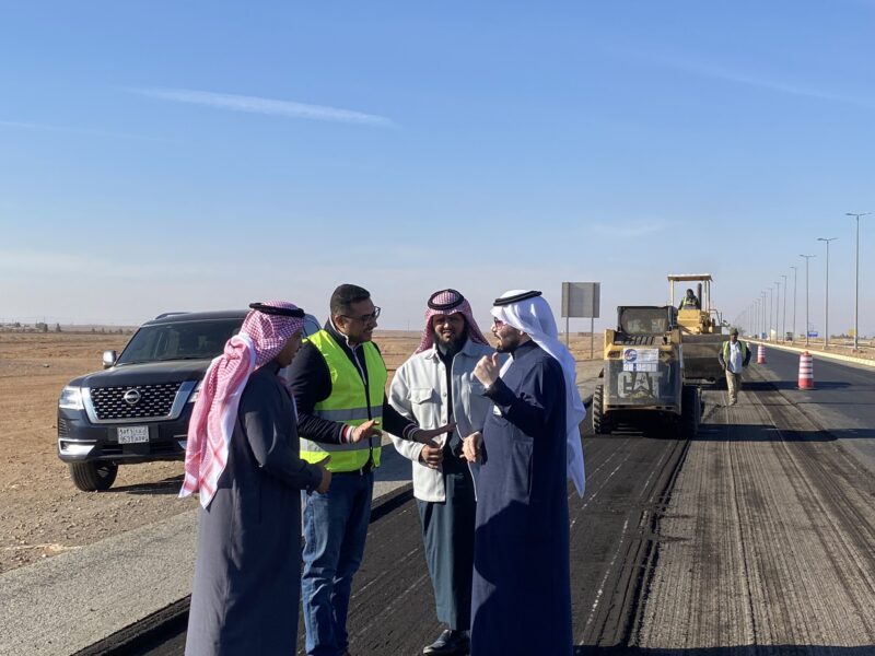 بالصور.. رئيس بلدية طريف يتابع ميدانياً أعمال سفلتة وتركيب اللوحات الإرشادية على طريق القريات وطريق الأمير سلطان بن عبدالعزيز